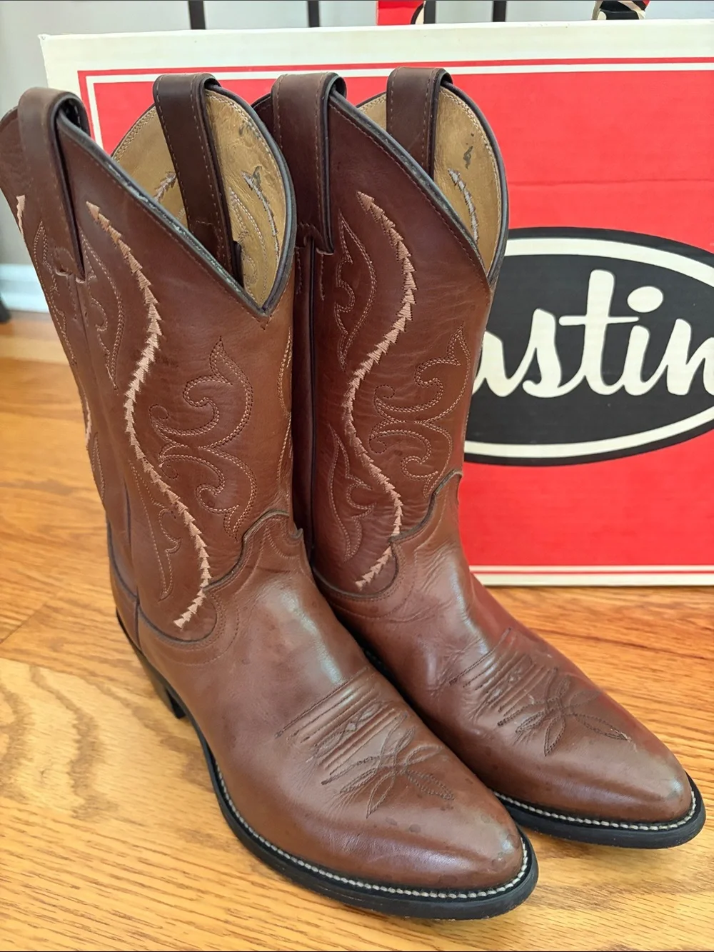 Justin Boots Brown Leather Western Cowboy Boots with Embroidery. Size: 7.5